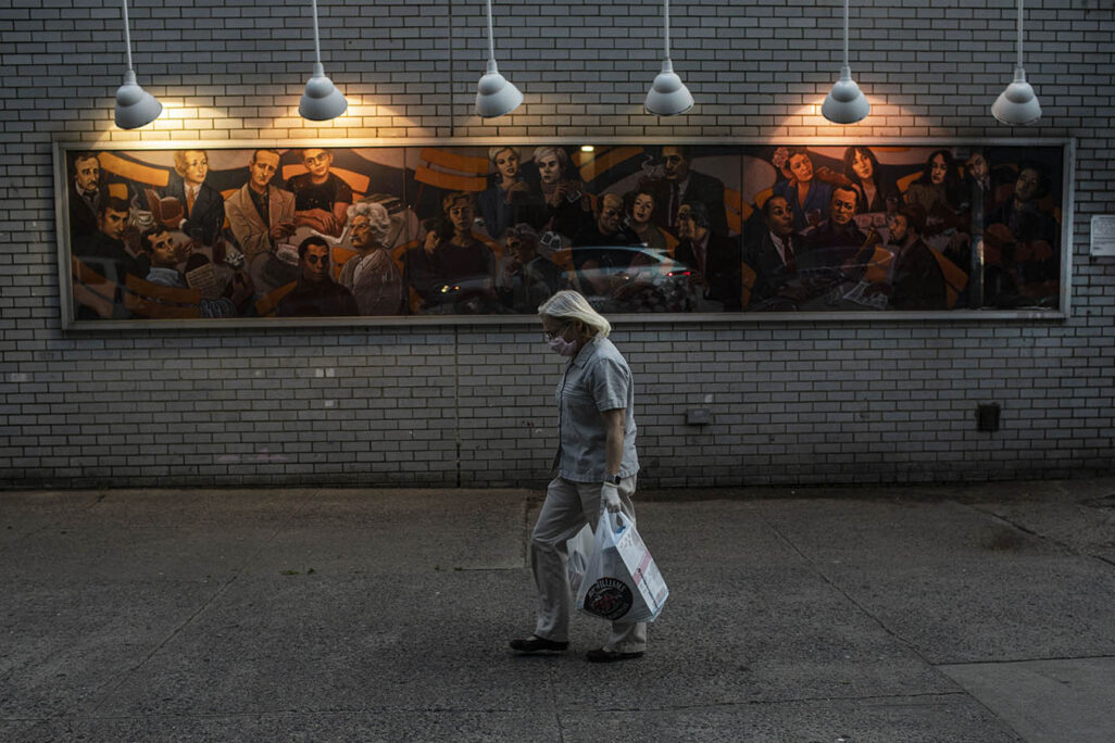 אישה אוחזת בשקיות עם מצרכים ליד סופרמרקט בניו יורק (AP Photo/Robert Bumsted)