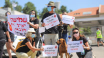 נציגות של כ-30 נשות כבאים במשמרת מחאה מול ביתו של נציב כבאות והצלה (צילום: יוסי אלוני)
