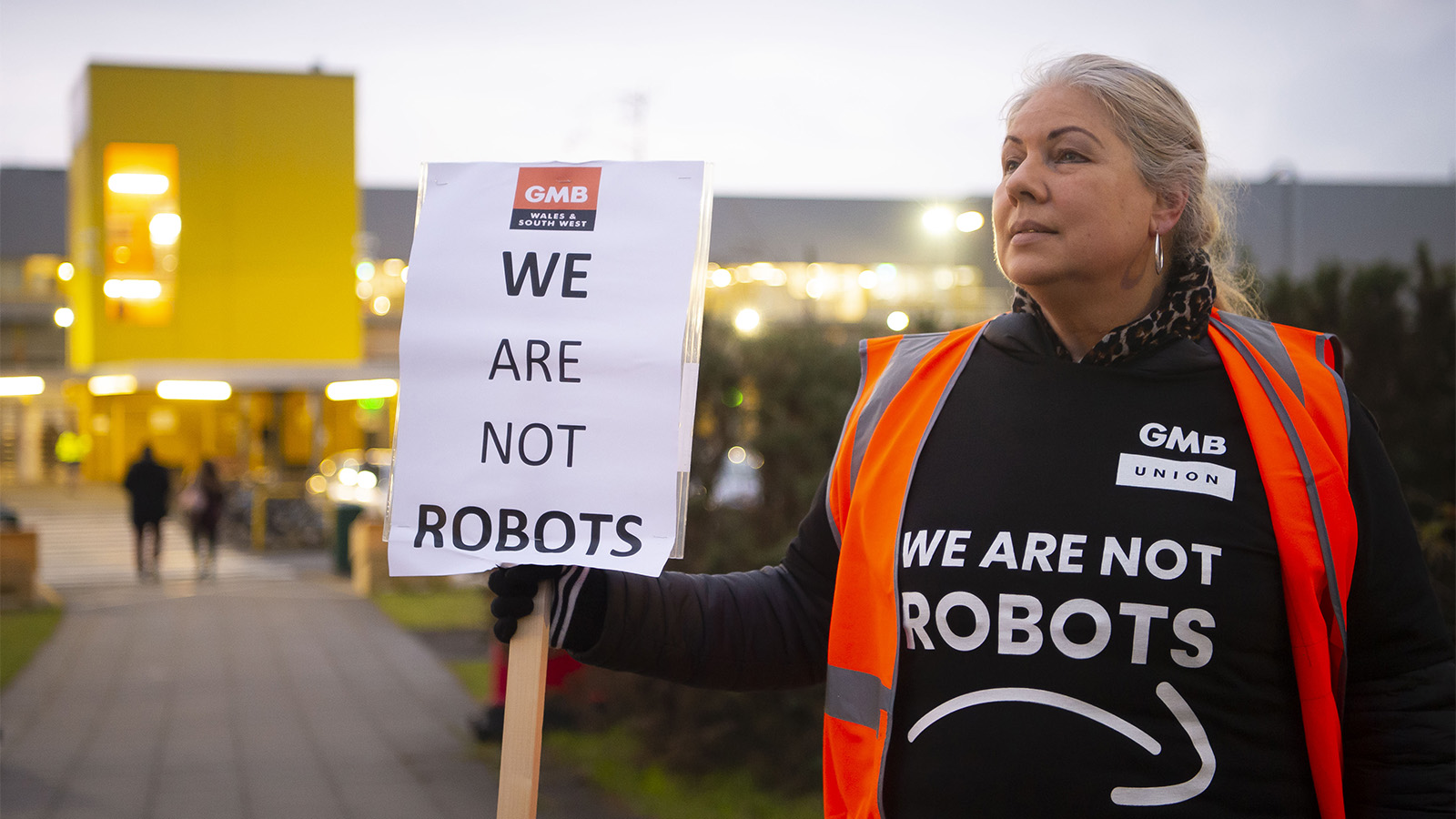 נציגת ועד עובדי אמזון מוחה על 'תנאים לא אנושיים' במרכז אמזון בווילס. &quot;אנחנו לא רובוטים&quot; (צילום: מתיו הורווד/Getty Images)