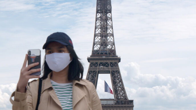 תיירת במגדל אייפל בפריז (Photo by Francois LOCHON/Gamma-Rapho via Getty Images)