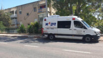 מתנדבי זק"א בדרך לטיפול בגלמוד שנפטר לפני מספר חודשים ואיש לא ידע על מותו בחיפה. (צילום: אהרן ברוך לייבוביץ)
