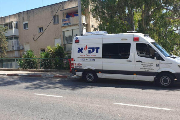 מתנדבי זק"א בדרך לטיפול בגלמוד שנפטר לפני מספר חודשים ואיש לא ידע על מותו בחיפה. (צילום: אהרן ברוך לייבוביץ)