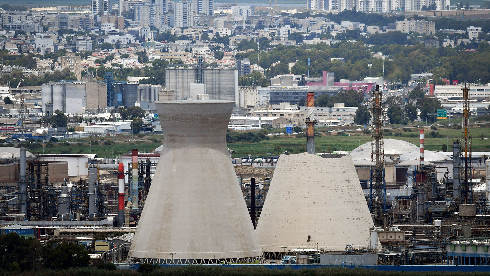 קריסת אחד ממגדלי ה'לבניות' של בזן במפרץ חיפה, 12 ביוני 2020 (צילום: מארק וקנין/פלאש90)