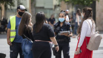 הטלת קנסות על אי עטיית מסכה , יוני 2020 (צילום: אוליביה פיטוסי/פלאש90)