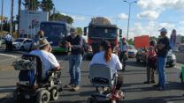 הפגנת מאבק הנכים בכביש מספר 2 (צילום: הנכים הופכים לפנתרים)