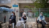 דיירי בית אבות בירושלים, מאי 2020 (צילום ארכיון: יונתן זינדל, פלאש 90)
