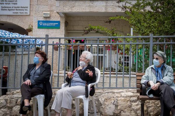 דיירי בית אבות בירושלים, מאי 2020 (צילום ארכיון: יונתן זינדל, פלאש 90)