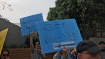 עובדי ECI בקבלת שבת במהלך הפגנה מול ביתו של בעל החברה (צילום ארכיון: יקי חלוצי)
