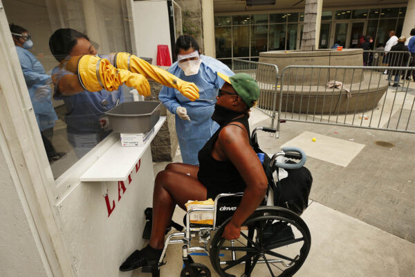 צוות רפואי מבצע בדיקת קורונה לחסרת בית בלוס אנג'לס, קליפורניה. 30 באפריל (Al Seib / Los Angeles Times via Getty Images)