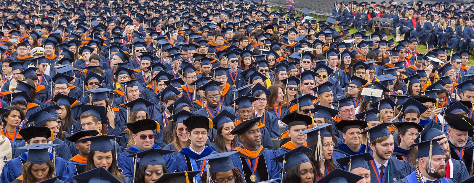טקס סיום קולג' באוניברסיטת גורג' וושינגטון, בוושינגטון די. סי. מאי 2017. (צילום: Rob Crandall / Shutterstock.com)