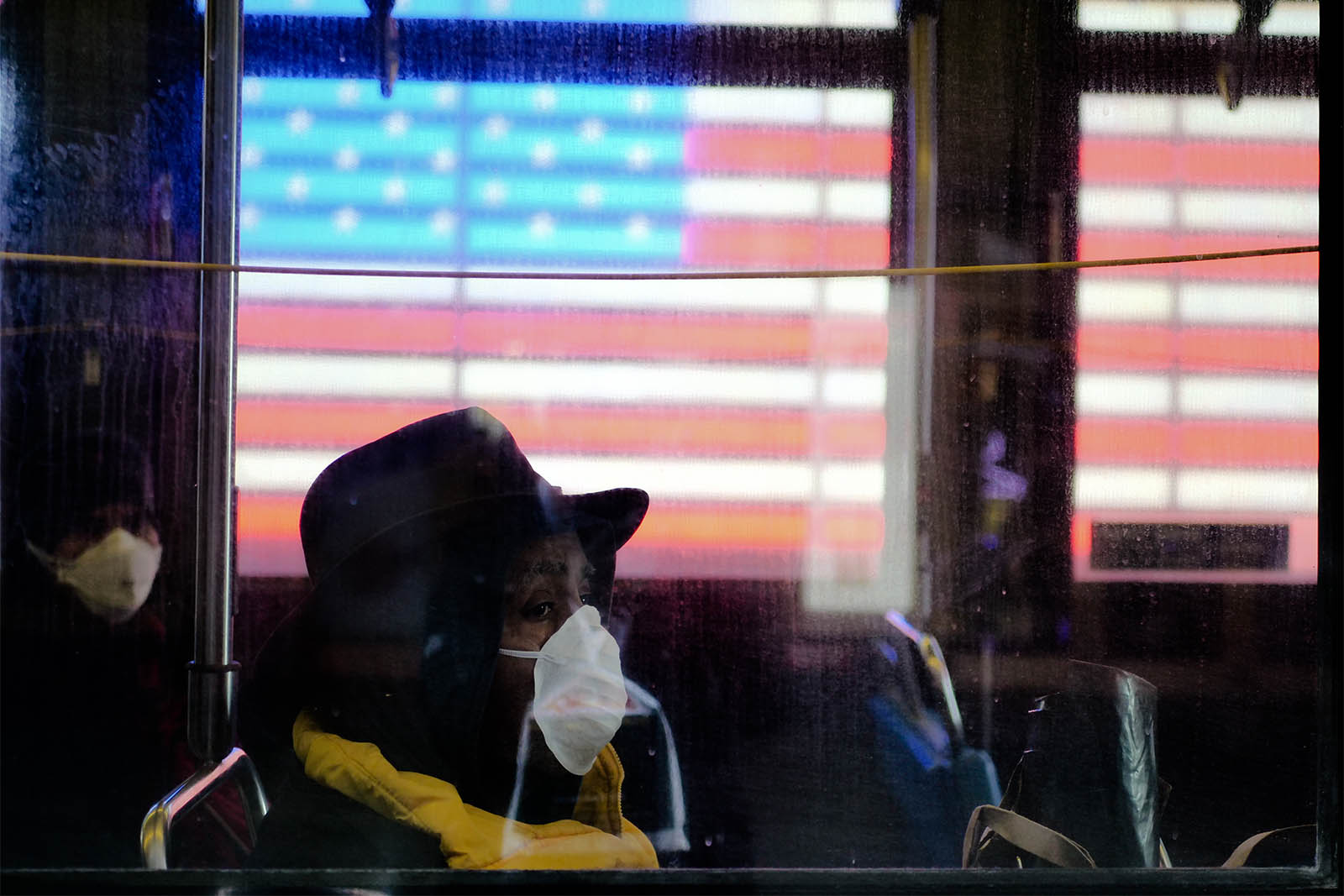 אישה נוסעת באוטובוס בניו יורק בזמן מגפת הקורונה. 24 במרץ (צילום: Kevin Benckendorf / Shutterstock.com)
