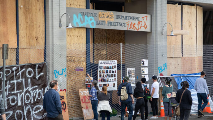 תחנת המשטרה הנטושה ברובע קפיטול היל בסיאטל. &quot;כשהמשטרה הבינה שהאלימות שלה מול המפגינים נראית רע, הם החליטו פשוט לנטוש את כל האזור&quot; ( VDB Photos / Shutterstock.com)