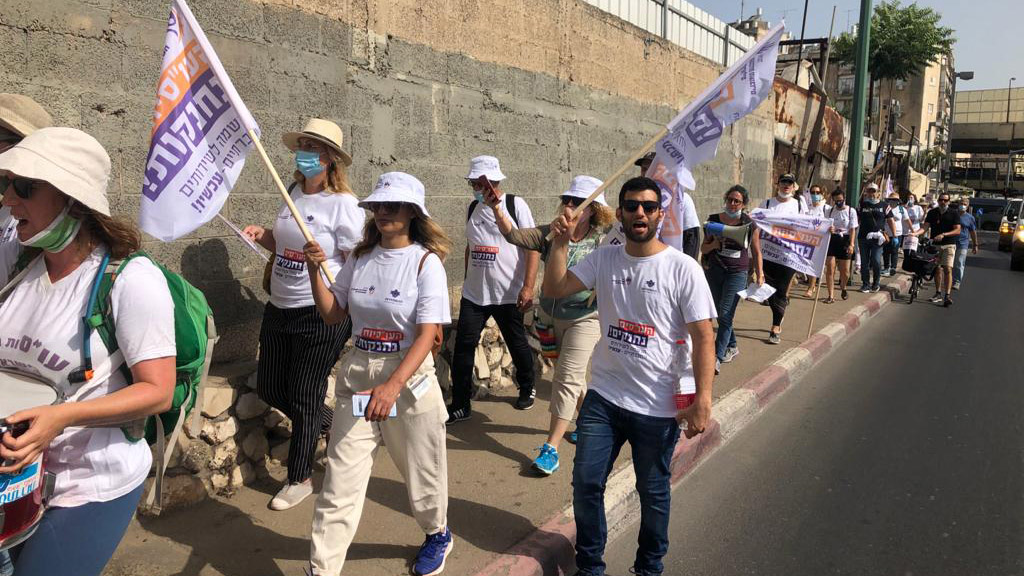 צעדת המחאה של העובדות הסוציאליות מתל אביב לירושלים: &quot;אנחנו נחנקות,‪ ‬דורשות הנשמה לשירותים החברתיים&quot;. (קרדיט: איגוד העו&quot;ס)