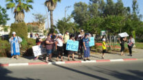 עובדות ח.צ. מפגינות מול בית המנכ"ל בישוב עומר (צילום: ועד עובדות ח.צ.)