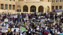 ההפגנה היום נגד הריסת כפרים לא מוכרים בנגב. (צילום: הרשימה המשותפת)