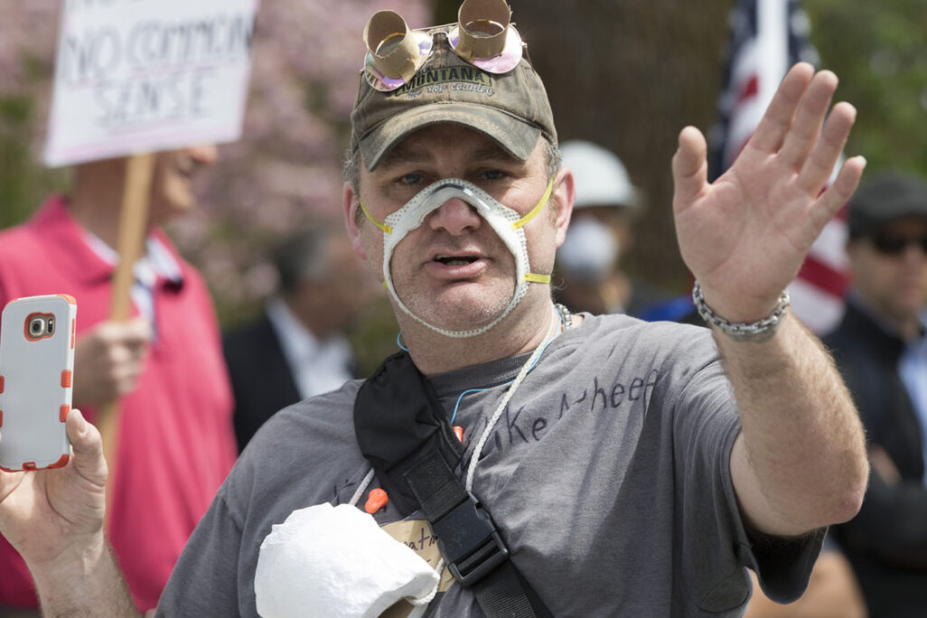 מפגין אמריקאי נגד הדרישה להישאר בבית, 19 באפריל (Photo by Karen Ducey/Getty Images)