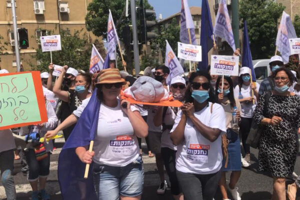 צעדת המחאה של העובדות הסוציאליות מתל אביב לירושלים: "אנחנו נחנקות,‪ ‬דורשות הנשמה לשירותים החברתיים". (צילום: איגוד העו"ס)