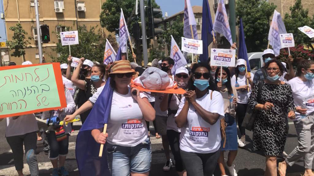 צעדת המחאה של העובדות הסוציאליות מתל אביב לירושלים: "אנחנו נחנקות,‪ ‬דורשות הנשמה לשירותים החברתיים". (צילום: איגוד העו"ס)