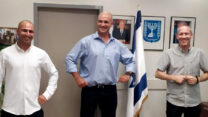 מימין לשמאל: שר התרבות והספורט חילי טרופר, ניר אלון יו"ר ארגון שחקני הכדורסל ומושיקו מישאלוף מנכ"ל ארגון שחקני הכדורגל. (צילום: ארגון שחקני הכדורגל והכדורסל)