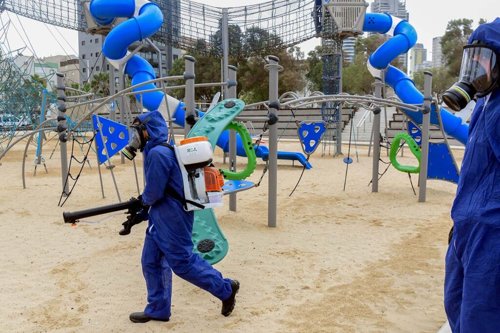עובדים מחטאים גן שעשועים בבת ים נגד קורונה. 18 במרץ (צילום: פלאש90)