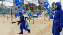 עובדים מחטאים גן שעשועים בבת ים נגד קורונה. 18 במרץ (צילום: פלאש90)
