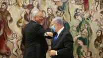 בנימין נתניהו ובני גנץ (צילום: אלכס קולומויסקי/ פלאש 90).