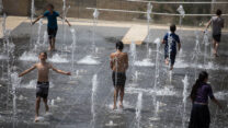 ילדים משחקים במזרקה בירושלים (צילום: הדס פרוש/פלאש90)