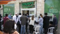 מחכים בתור להיכנס לבנק (צילום: אוליביה פיטוסי / פלאש 90)