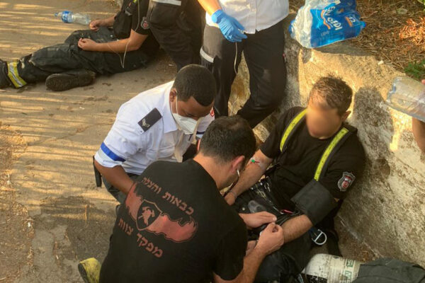 כבאים מקבלים טיפול רפואי במהלך שריפה בבניין בחיפה (מתוך דף הפייסבוק של ארגון הכבאים)