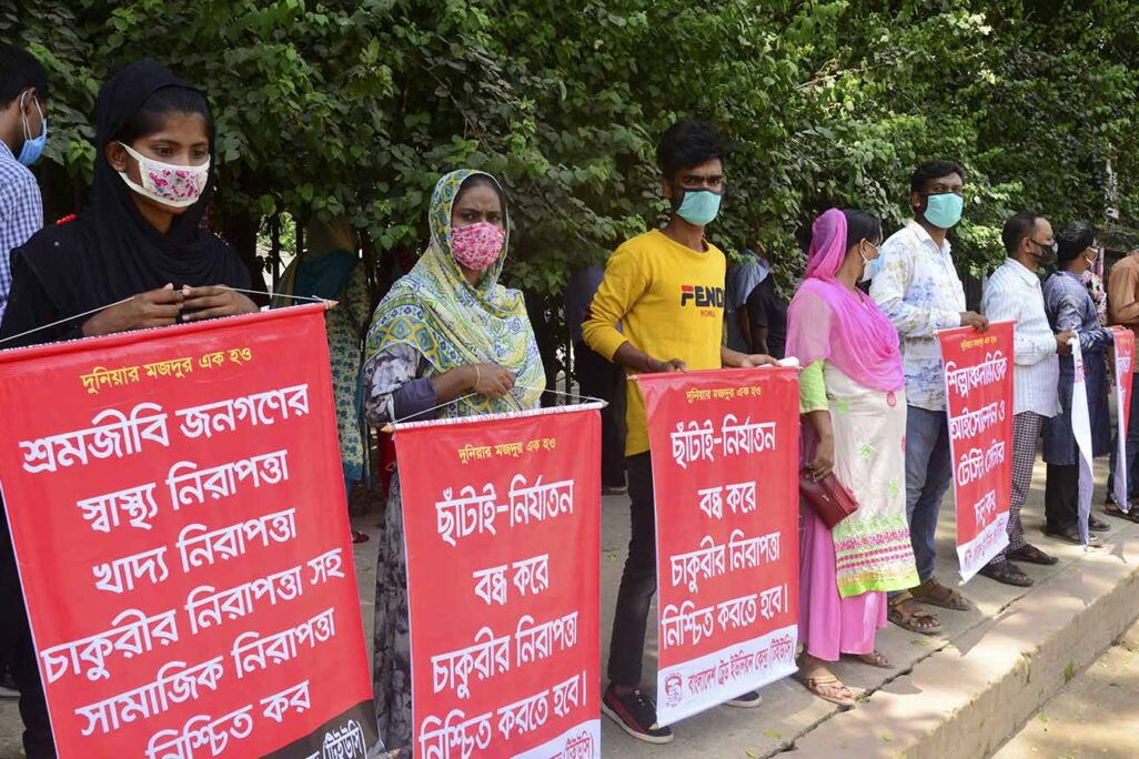 הפגנת מחאה של מרכז האיגודים המקצועיים בבנגלדש כנגד פיטורי עובדים במתפרות בבירה דקה, 23 ביוני 2020   (Photo by Mamunur Rashid/NurPhoto via Getty Images)