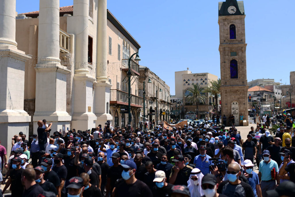 מחאה ביפו נגד בנייה על שרידי בית עלמין מוסלמי. (צילום: תומר ניוברג/פלאש90)