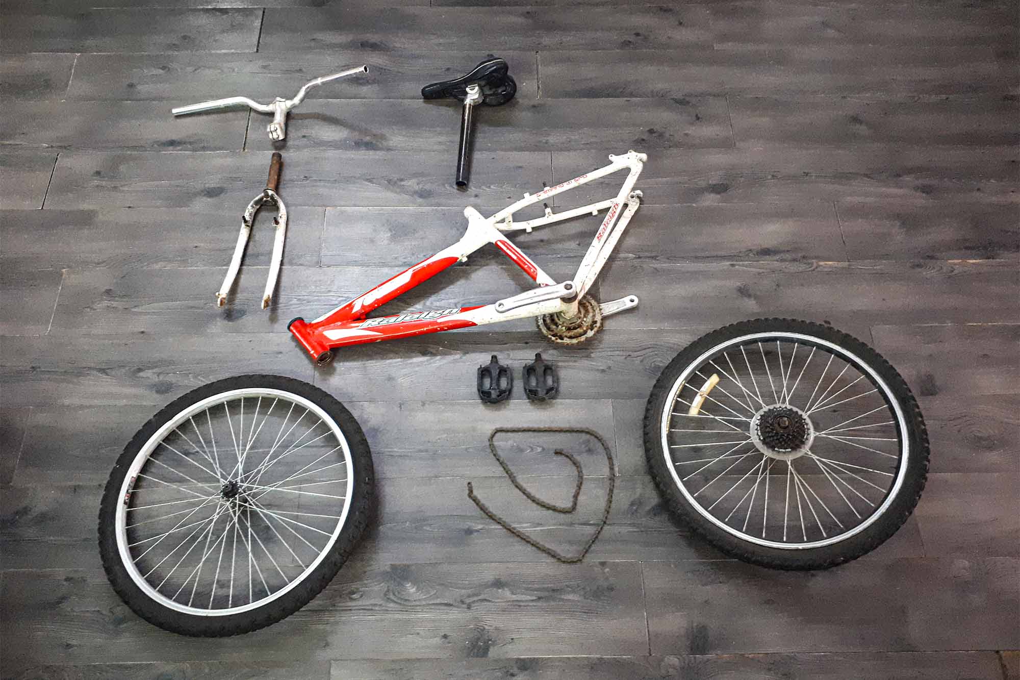 Taking apart, putting back together. “At least once or twice a week I find bikes or parts of bikes in the trash.” (Photo: Raz Rotem. Graphic: Edea)