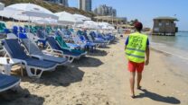 פקח עירוני אוכף את מגבלות הקורונה בחוף בת ים (צילום: פלאש90)