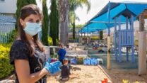 גננת וילדים בגן ילדים בכפר יונה (צילום: חן לאופולד / פלאש 90)