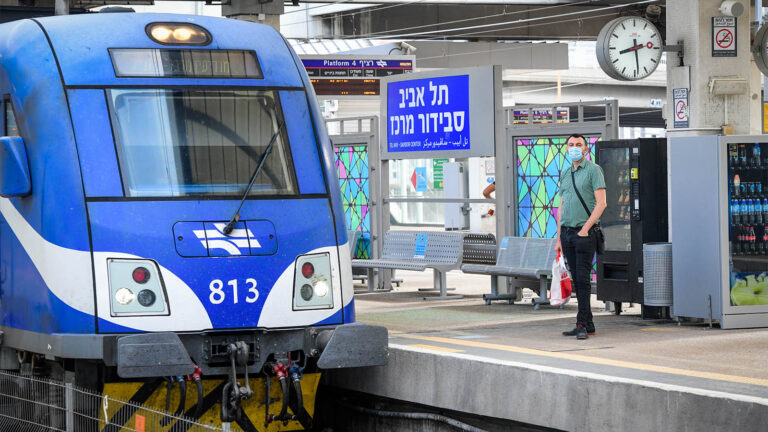 תחנת רכבת תל אביב סבידור מרכז. "בעלת פוטנציאל גדול להיות מרכז תחבורתי" (צילום ארכיון: אבשלום ששוני/פלאש90)