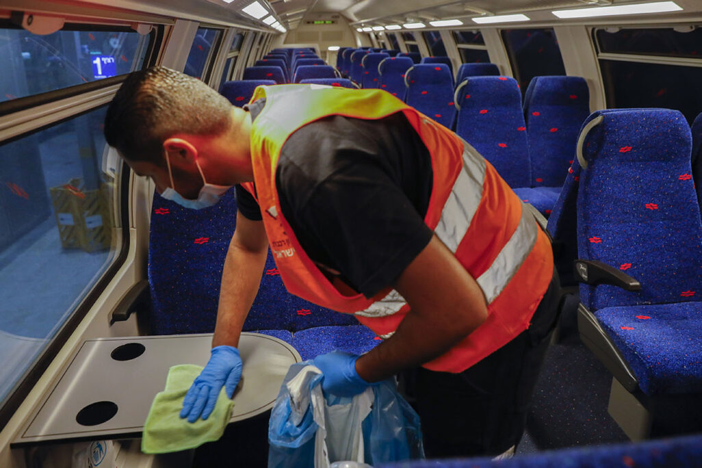 עובד מנקה ומחטא את הרכבת. (צילום: אוליביה פיטוסי/פלאש90)