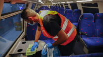 עובד מנקה ומחטא את הרכבת. (צילום: אוליביה פיטוסי/פלאש90)