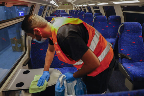 עובד מנקה ומחטא את הרכבת. (צילום: אוליביה פיטוסי/פלאש90)