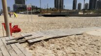 בעיות הנגשה בחוף תאיו בבת ים - אין גישה למים לנכים, הקרשים המאולתרים מחפים על היעדר רצף בשביל המונגש (קרדיט: נגישות ישראל)