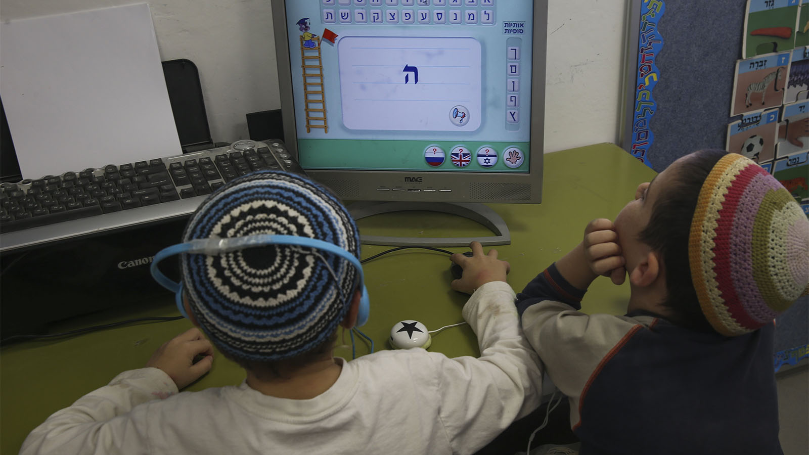 תלמידים משתמשים במחשב ככלי למידה. למצולמים אין קש לכתבה (צילום: נתי שוחט/פלאש90)