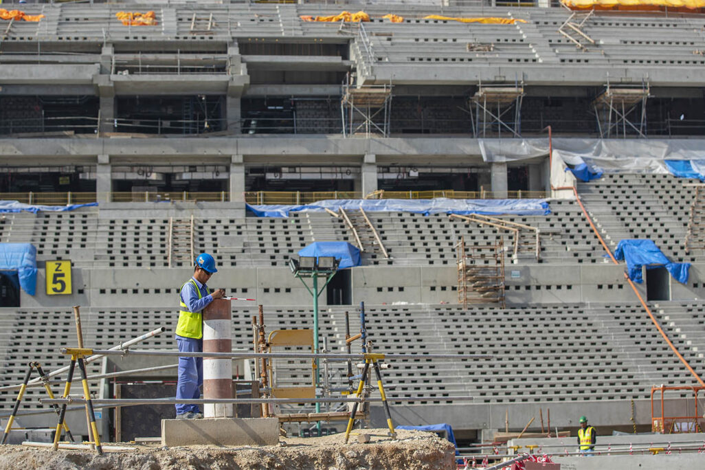 עובד בניין באצטדיון בדוחא, קטאר לקראת מונדיאל ב-2022. דצמבר 2019 (Photo by Matthew Ashton - AMA/Getty Images)