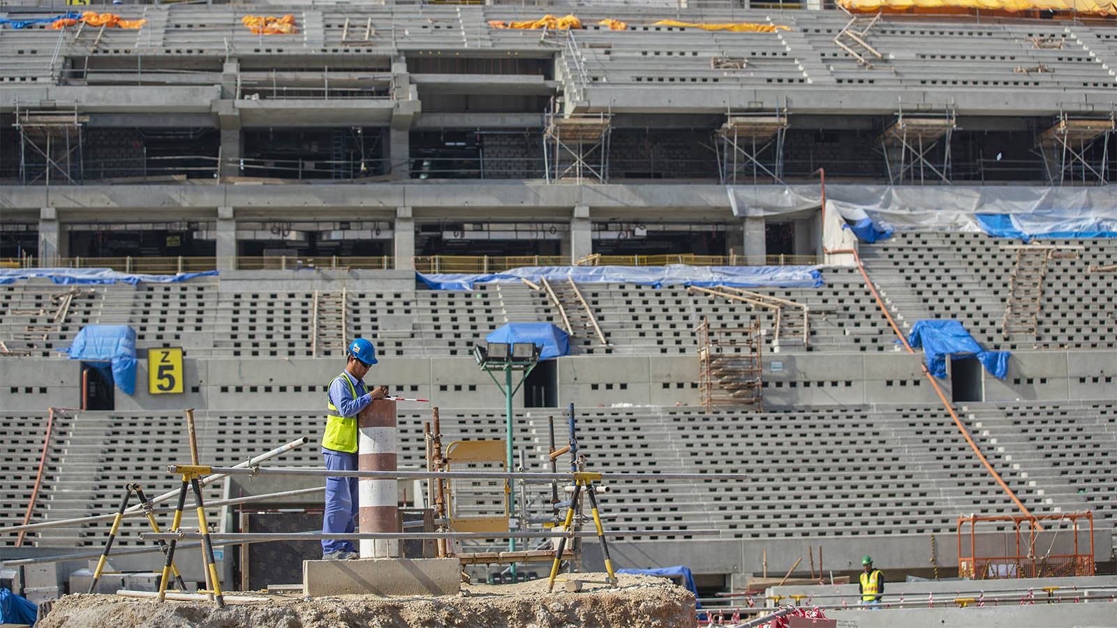 עובד בניין באצטדיון בדוחא, קטאר, לקראת מונדיאל ב-2022. הדיווחים על מות העובדים לא שינו את התכניות של פיפ&quot;א (Photo by Matthew Ashton &#8211; AMA/Getty Images)