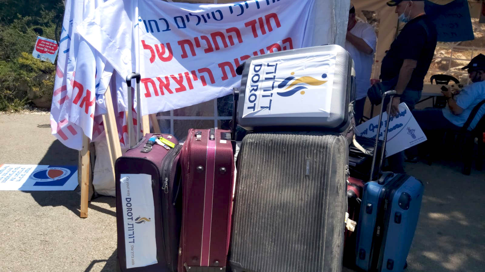 מזוודות מיותמות. מיצג מחאה של עובדי ענף התיירות (צילום: הדס יום טוב)