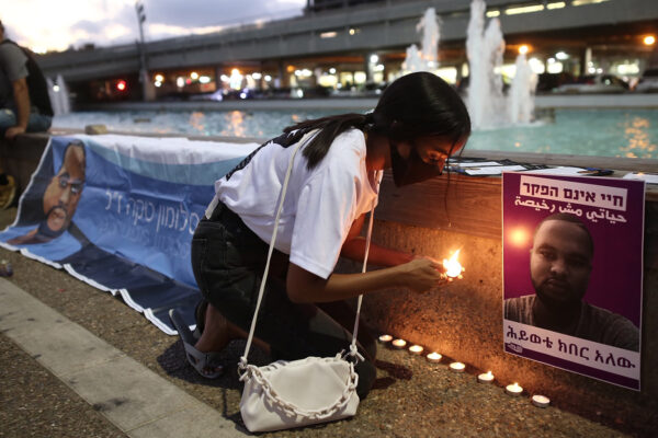 עצרת זיכרון לציון שנה למותו של סלומון טקה ונפגעי האלימות המשטרתית בכיכר רבין, תל אביב. (צילום: מרים אלסטר/פלאש90)