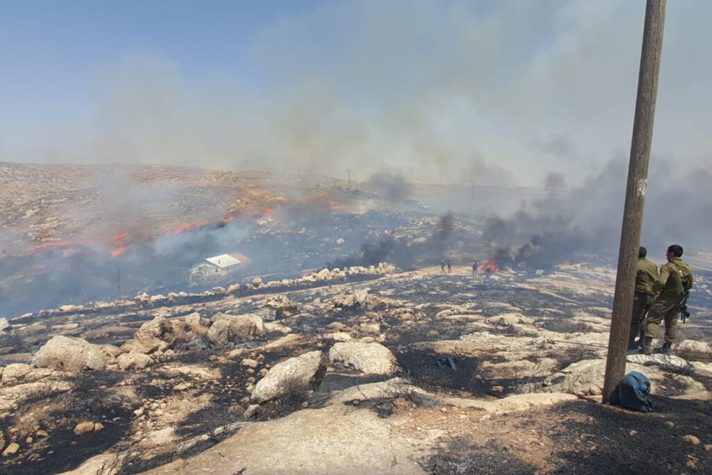 שריפה ביישוב אשתמוע בדרום הר חברון, 5 ביוני 2020 (צילום: דוברות מועצה אזורית דרום הר חברון)