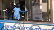 תור בכניסה לסניף הביטוח הלאומי בעכו (צילום: עמר כהן)