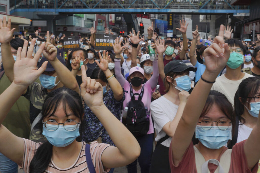 הפגנת מחאה בהונג קונג נגד חוק הביטחון הסיני ביום השנה להעברת השלטון באוטונומיה מבריטניה לסין (צילום: AP Photo/Vincent Yu)