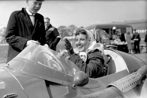 הנהגת מריה תרזה דה פיליפיס במכונית מזראטי, מתכוננת למירוץ פורמולה 1 ב-2 במאי 1959 (Photo by Barratts/PA Images via Getty Images)
