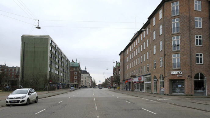 רחוב ריק בזמן מגפת הקורונה בקופנהגן, דנמרק, מרץ 2020. &quot;המדינה &quot;מקפיאה&quot; את המצב במשק&quot; (AP Photos/Jan M. Olsen)