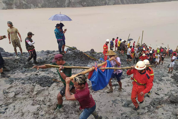 כוחות הצלה בזירת התאונה במכרה בצפון מיאנמר. 2 ביולי (Myanmar Fire Service Department via AP)